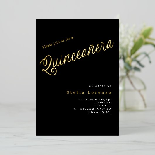 Zwart gouden script elegante Quinceanera Folie Uitnodiging (Staand Voorkant)