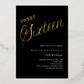 Zwart gouden script luxe Sweet 16 Folie Uitnodiging (Voorkant)