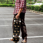 Zwart gouden vlinders patroon naam script persoonlijk skateboard<br><div class="desc">Een zwarte achtergrond versierd met gouden vlinders. Personaliseer en voeg jouw namen toe.</div>