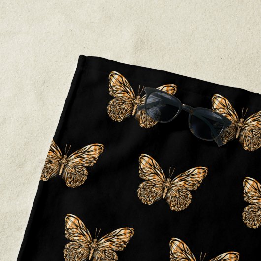 Zwart gouden vlinders patroon naam script strandlaken (In situ)