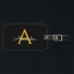 Zwart goudgierschrift Monogram Naam Modern Bagagelabel<br><div class="desc">Zwart en goudmonogram Voeg je eigen Script Luggage Bag Label toe Het label van de tas maakt het perfecte mooie cadeau van 16 jaar,  bruiloft,  vrijgezellenfeest,  baby shower of bachelorette voor iemand die haar kamer in stijl versiert.</div>