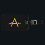 Zwart goudgierschrift Monogram Naam Modern Bagagelabel<br><div class="desc">Zwart en goudmonogram Voeg je eigen Script Luggage Bag Label toe Het label van de tas maakt het perfecte mooie cadeau van 16 jaar,  bruiloft,  vrijgezellenfeest,  baby shower of bachelorette voor iemand die haar kamer in stijl versiert.</div>