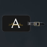 Zwart goudgierschrift Monogram Naam Modern Bagagelabel<br><div class="desc">Zwart en goudmonogram Voeg je eigen Script Luggage Bag Label toe Het label van de tas maakt het perfecte mooie cadeau van 16 jaar,  bruiloft,  vrijgezellenfeest,  baby shower of bachelorette voor iemand die haar kamer in stijl versiert.</div>