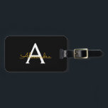 Zwart goudgierschrift Monogram Naam Modern Bagagelabel<br><div class="desc">Zwart en goudmonogram Voeg je eigen Script Luggage Bag Label toe Het label van de tas maakt het perfecte mooie cadeau van 16 jaar,  bruiloft,  vrijgezellenfeest,  baby shower of bachelorette voor iemand die haar kamer in stijl versiert.</div>