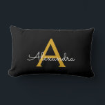 Zwart goudgierschrift Monogram Naam Modern Kussen<br><div class="desc">Goud en zwart monogram Voeg je eigen naam Lumbar Pillow toe. Dit maakt de perfecte liefhebbende 16 verjaardag,  bruiloft,  vrijgezellenfeest,  verjaardagsdag,  baby shower of vrijgezellenfeest voor iemand die van luxe glam en stijl houdt.</div>