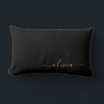 Zwart goudgierschrift Monogram Naam Modern Kussen<br><div class="desc">Goud en zwart monogram Voeg je eigen naam Lumbar Pillow toe. Dit maakt de perfecte liefhebbende 16 verjaardag,  bruiloft,  vrijgezellenfeest,  verjaardagsdag,  baby shower of vrijgezellenfeest voor iemand die van luxe glam en stijl houdt.</div>