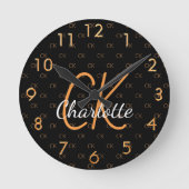 Zwart goudmonogram initiaal naam script elegant ronde klok (Voorkant)