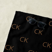 Zwart goudmonogram initiaal naam script elegant strandlaken (In situ)