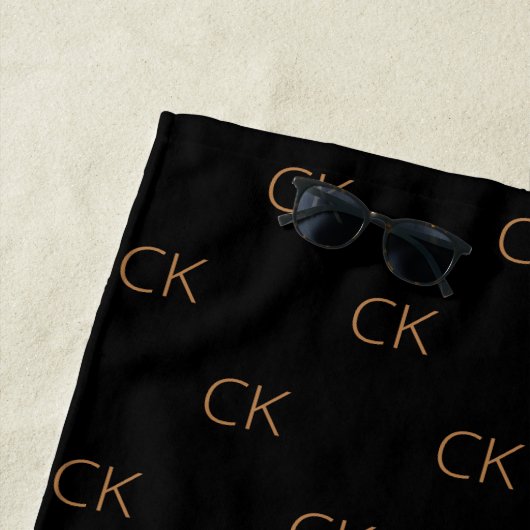 Zwart goudmonogram initiaal naam script elegant strandlaken (In situ)