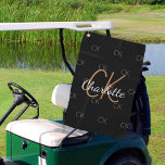 Zwart goudmonogram initialen naam minimalistisch golfhanddoek<br><div class="desc">Een stijlvolle zwarte achtergrond,  gouden,  witte en grijze tekst. Pas uw monogram initialen en naam aan en voeg deze toe. De naam wordt geschreven met een modern handgeschreven stijlmanuscript met letters. Uw monogram initialen als achtergrondpatroon.</div>