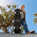 Zwart goudmonogram script elegant minimalistisch persoonlijk skateboard<br><div class="desc">Een klassieke zwarte achtergrond. Personaliseer en voeg een naam en een monogram initialen toe. De naam wordt geschreven met een modern handgeschreven stijlmanuscript met letters. Witte en gouden letters.</div>