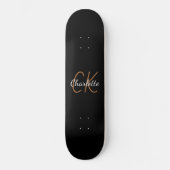 Zwart goudmonogram script elegant minimalistisch persoonlijk skateboard (Voorkant)