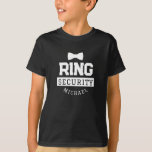 Zwart Grappig Ring Beveiliging Bruiloft Favor Kind T-shirt<br><div class="desc">Dit schattige bruiloft kind t-shirt is het perfecte cadeau voor je ringbeveiliging op je trouwdag! Het bevat een afbeelding van een strik stropdas met het onderschrift "Ring Security". Deze speld kan gemakkelijk met jouw naam worden aangepast.</div>