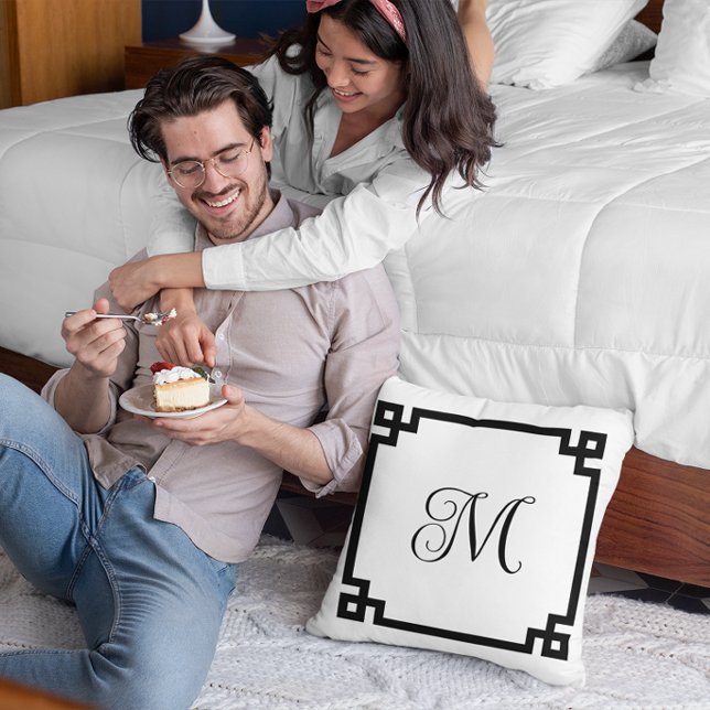 Zwart-Grieks randmonogram Kussen (Create your own monogrammed Greek Key border square throw pillow.)