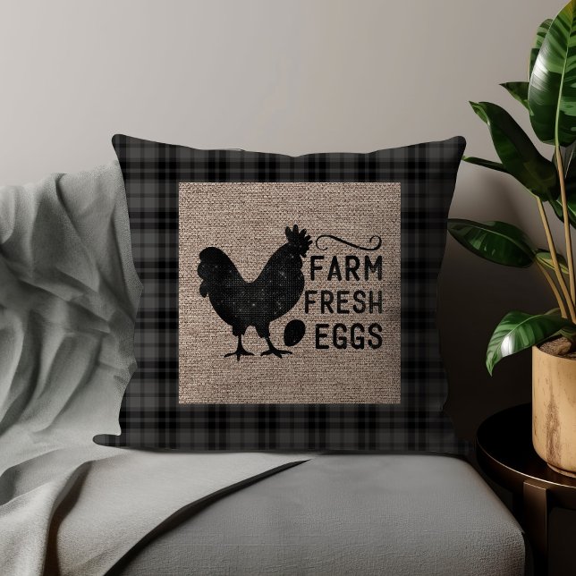 Zwart grijs Boerderij, verse eieren, kippen Burlap Kussen (Black checkered, burlap, and chicken, "Farm fresh eggs" decorator pillow.)