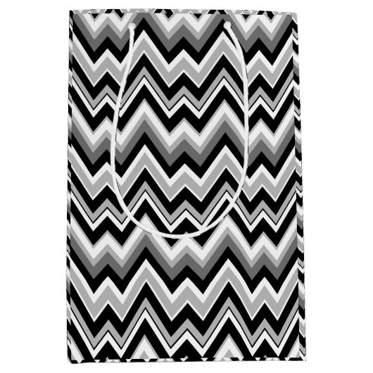 Zwart grijs en wit Chevron Zigzag Pattern Medium Cadeauzakje (Voorkant)