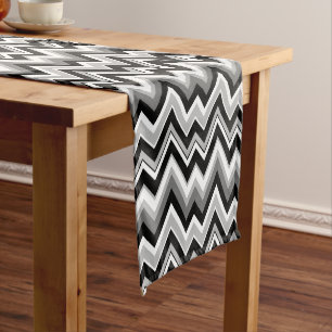 Zwart grijs en wit Zigzag Chevron Medium Tafelloper