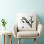Zwart grijs gepersonaliseerde familienaam Monogram Kussen<br><div class="desc">Zwart grijs gepersonaliseerd Sierkussen van het Monogram van de Familienaam van de Familie. Creëer Uw eigen Initiaal van het Monogram Pillow voor zelf of als geschenk voor familie of vrienden. Voeg eenvoudig de naam van jezelf of die van een geliefde toe om een gedenkwaardige verjaardag, Housewarming of een afstuderen cadeau...</div>