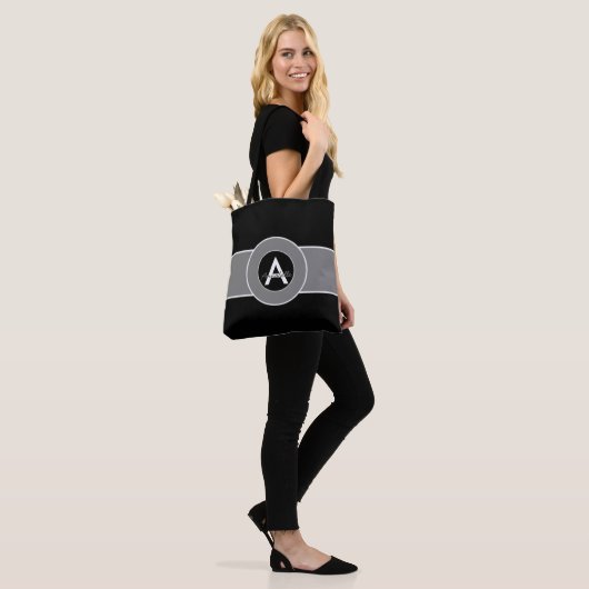 Zwart grijs monogram op maat tote bag (Op model)