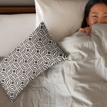 Zwart grijs ornament patronen antiek kussensloop<br><div class="desc">Zwart ornament heeft een antiek ontwerp op een donkergrijze achtergrond. Omkeerbaar zwart-wit met grijs en zwart kleur,  onderdeel van home accents collectie.</div>