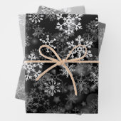 Zwart grijs witte monochrome snowflake kerst inpakpapier vel (In situ)