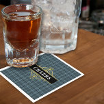 Zwart grize ruiten elegante feestkleding servet<br><div class="desc">Maak je evenement nog beter met deze prachtige cocktailservetjes met een tijdloos zwart en grijs karopatroon, geaccentueerd met een elegant gouden embleem. Voeg een vleugje klasse toe aan een vrijgezellenfeest, zakelijke bijeenkomst, spelletjesavond of pokerparty. Deze servetjes in mannelijke stijl zijn aanpasbaar, waardoor je de tekst kunt aanpassen of je naam...</div>