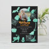 Zwart & groen Halloween verjaardagsfeest uitnodigi Kaart (Staand voorkant)