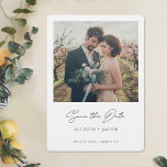 Zwart-groene, moderne foto Opslaan Datum Save The Date<br><div class="desc">Deze eenvoudige, moderne fotobruiloft met de date flat card heeft een schoon, vers minimalistisch ontwerp. De voorzijde is voorzien van een levendig modern Sparen de tekst van de Datum in zwart onder uw foto, uw voornamen in een elegante middelgrote donkere schaduw van groen en datum en trouwplaats onder dat. Dit...</div>