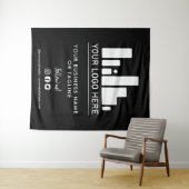 Zwart groot logo en sociale media-achtergrond wandkleed (In Situ (horizontaal))