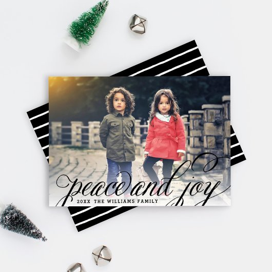 Zwart handgeschreven foto voor vrede en vreugde feestdagenkaart