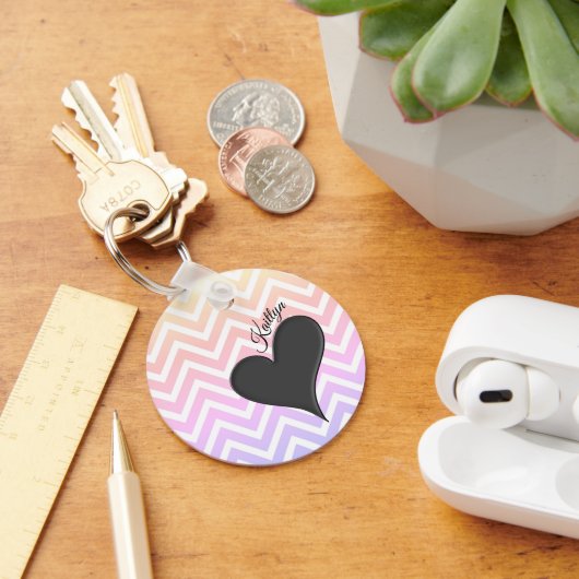 Zwart hart op Ombre Chevron Stripe met naam Sleutelhanger (Bureau)