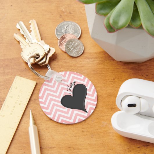 Zwart hart op roze Chevron Stripe met naam Sleutelhanger (Bureau)