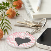 Zwart hart op roze Chevron Stripe met naam Sleutelhanger (Voorkant Rechts)