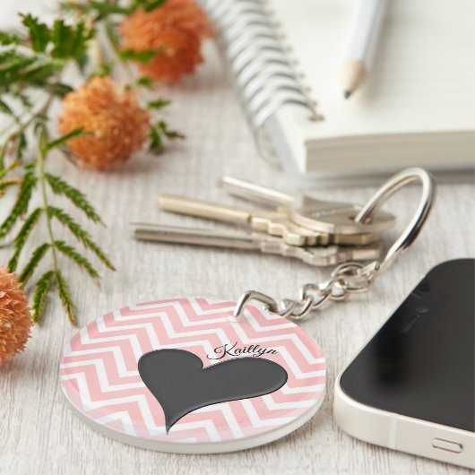 Zwart hart op roze Chevron Stripe met naam Sleutelhanger (Voorkant Rechts)