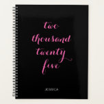 Zwart Heet Roze 2025 Twee Duizend Vijfentwintig Planner<br><div class="desc">Minimalistische zwarte en hete roze gepersonaliseerde tekst. De typografie kan worden veranderd in een jaar anders dan "tweeduizend vijfentwintig". Werk het bij of pas het aan voor een ander jaar of doel. Haar naam is in een moderne lettertype stijl van alle petten. Pas de kleuren aan in zwart-wit.</div>