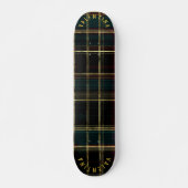 Zwart horloge geplakt skateboard met gouden accent (Voorkant)