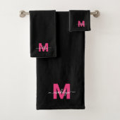 Zwart Hot Pink Modern Script Naam Monogram Bad Handdoek (Insitu)
