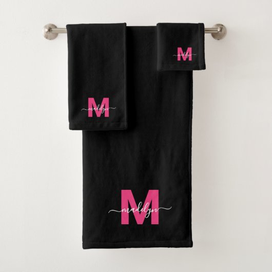 Zwart Hot Pink Modern Script Naam Monogram Bad Handdoek (Insitu)