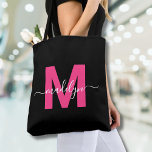Zwart Hot Pink Modern Script Naam Monogram Tote Bag<br><div class="desc">Gepersonaliseerde Elegant Zwart en Magenta Hot Pink Trendy Modern Script Naam Monogram Canvas tas. Voeg een vleugje plezier en glamour toe aan uw dagelijkse stijl met deze chique canvas tas. Met een gedurfd magenta hot pink initiaal gecentreerd op een heldere zwarte achtergrond en een strak, modern design aan beide zijden,...</div>