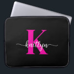 Zwart Hot Pink Monogram Laptop Sleeve<br><div class="desc">Deze eenvoudige, elegante 15-inch zwarte laptophoes met uw voornaam in een trendy scriptlettertype in wit en uw eerste initiaal in een modern petten lettertype in hot pink is ideaal voor u. Het is stijlvol en trendy en toch zeer klassiek. Het is uniek - net als jij!</div>