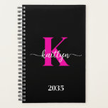 Zwart Hot Pink Monogram Planner<br><div class="desc">Deze eenvoudige, elegante zwarte 5, 5 x 8, 5 soft planner met je voornaam in een trendy scriptlettertype in wit en je eerste initiaal in een modern petten lettertype in hot pink is ideaal voor jou. Het is stijlvol en trendy en toch zeer klassiek. Het maakt het houden van afspraken,...</div>