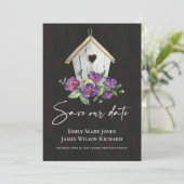 ZWART HOUODEN RUSTISCH PAARS FLORAL BIRDHOUSE SAVE THE DATE (Staand voorkant)