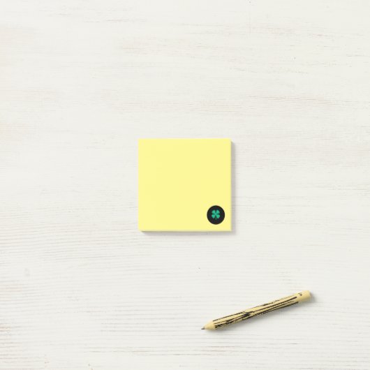 Zwart-Ierse gele noten Post-it® Notes (Op bureau)
