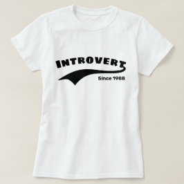 Zwart Introvert Typografie Swoosh Custom Date T-shirt