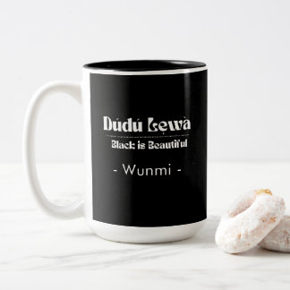 Zwart Is Mooi Bevestigingsmok — Cadeau voor Haar Tweekleurige Koffiemok