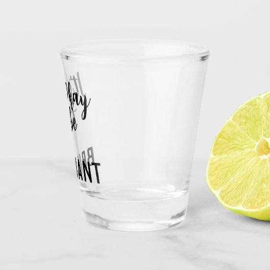 Zwart is oké om briljante citaattekst te zijn shot glas (Rechts)