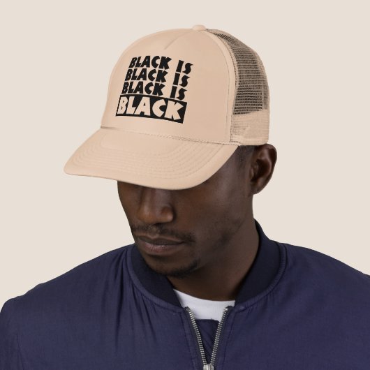 Zwart is zwart trucker pet (In situ)
