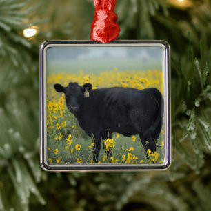 Zwart kalf in een veld met zonnebloemen metalen ornament