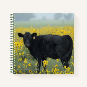 Zwart kalf in een veld met zonnebloemen notitieboek