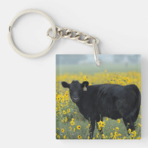 Zwart kalf in een veld met zonnebloemen sleutelhanger